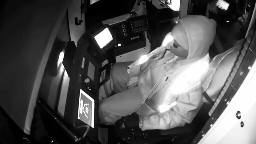 운전자가 졸고 있는 것으로 알려진 가운데 샌프란시스코 열차가 터널에서 50MPH로 날아가는 모습을 지켜보세요