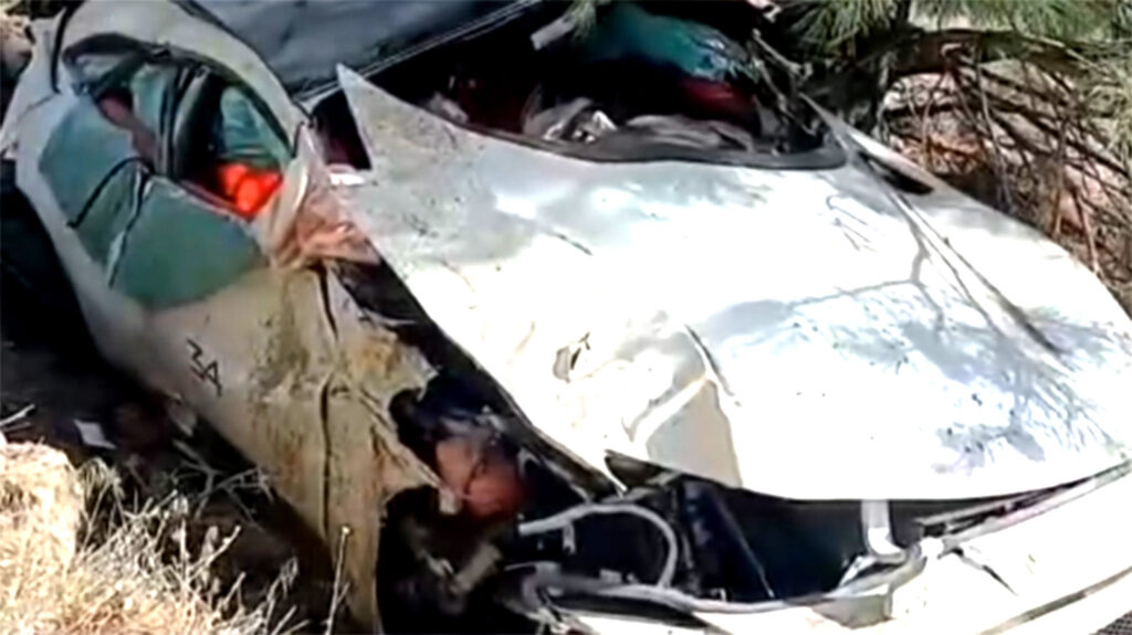 경찰은 무모한 운전으로 인해 페라리 운전 이벤트를 취소했지만 어쨌든 누군가 충돌했습니다