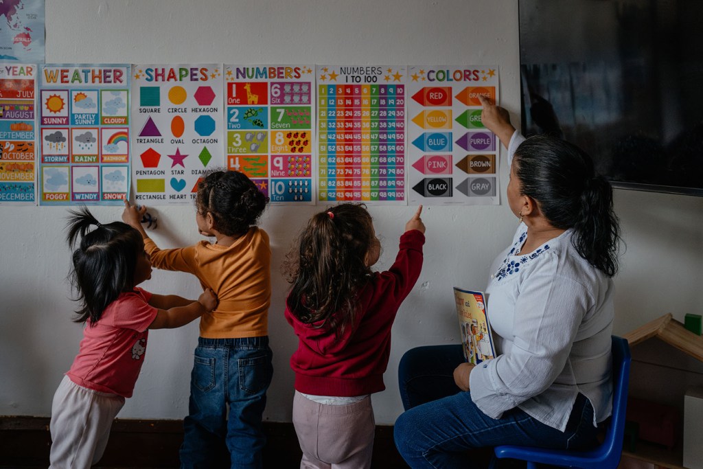 보육원 직원들은 ICE에 반대하는 저항 네트워크를 구축하고 있습니다