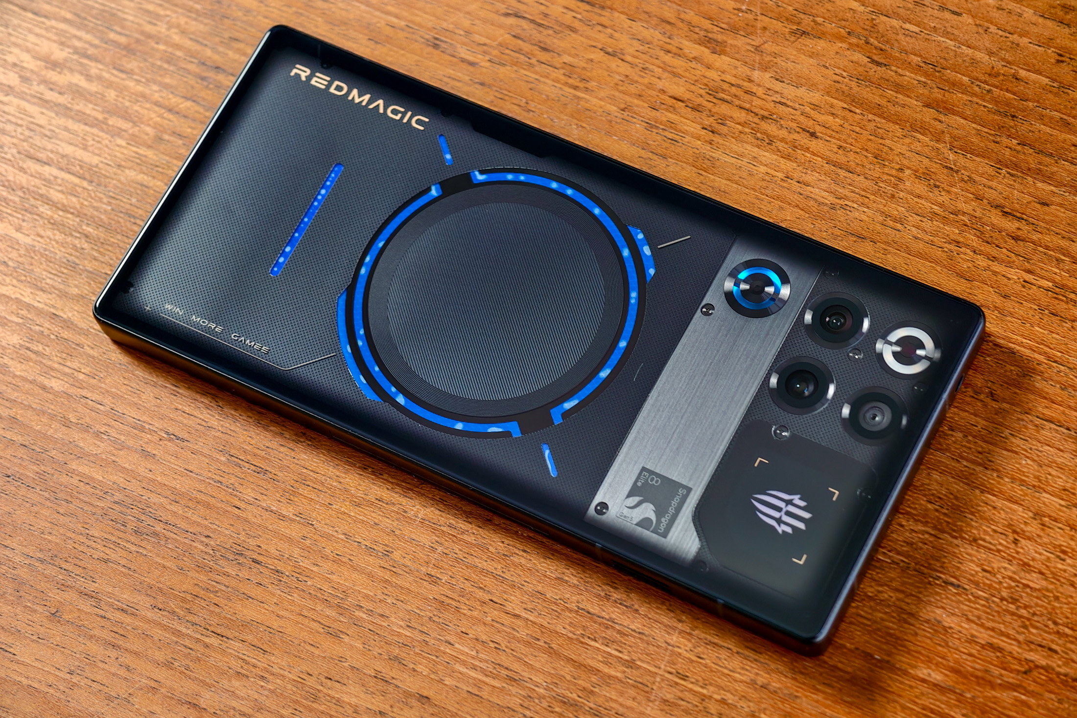Redmagic의 수냉식 게이밍 폰은 749달러부터 시작합니다