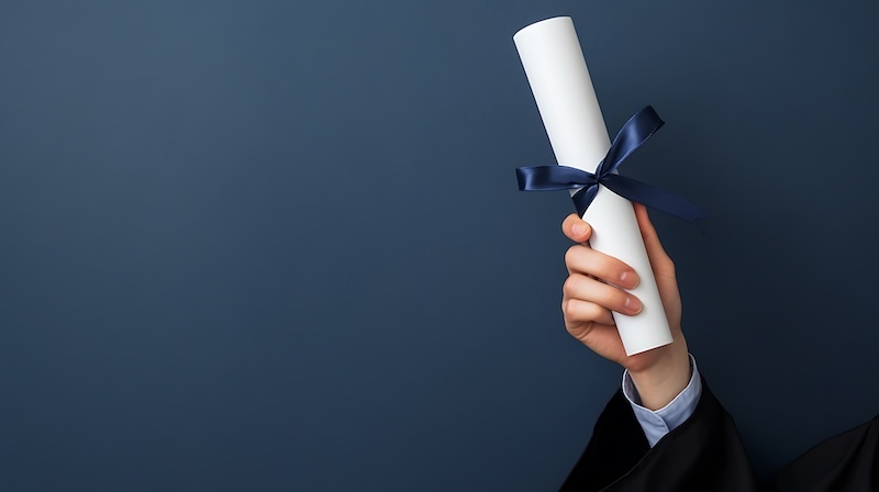 Ex–Slaughter와 May Associate는 학위 결과에 대해 거짓말을 해서 제명되었습니다