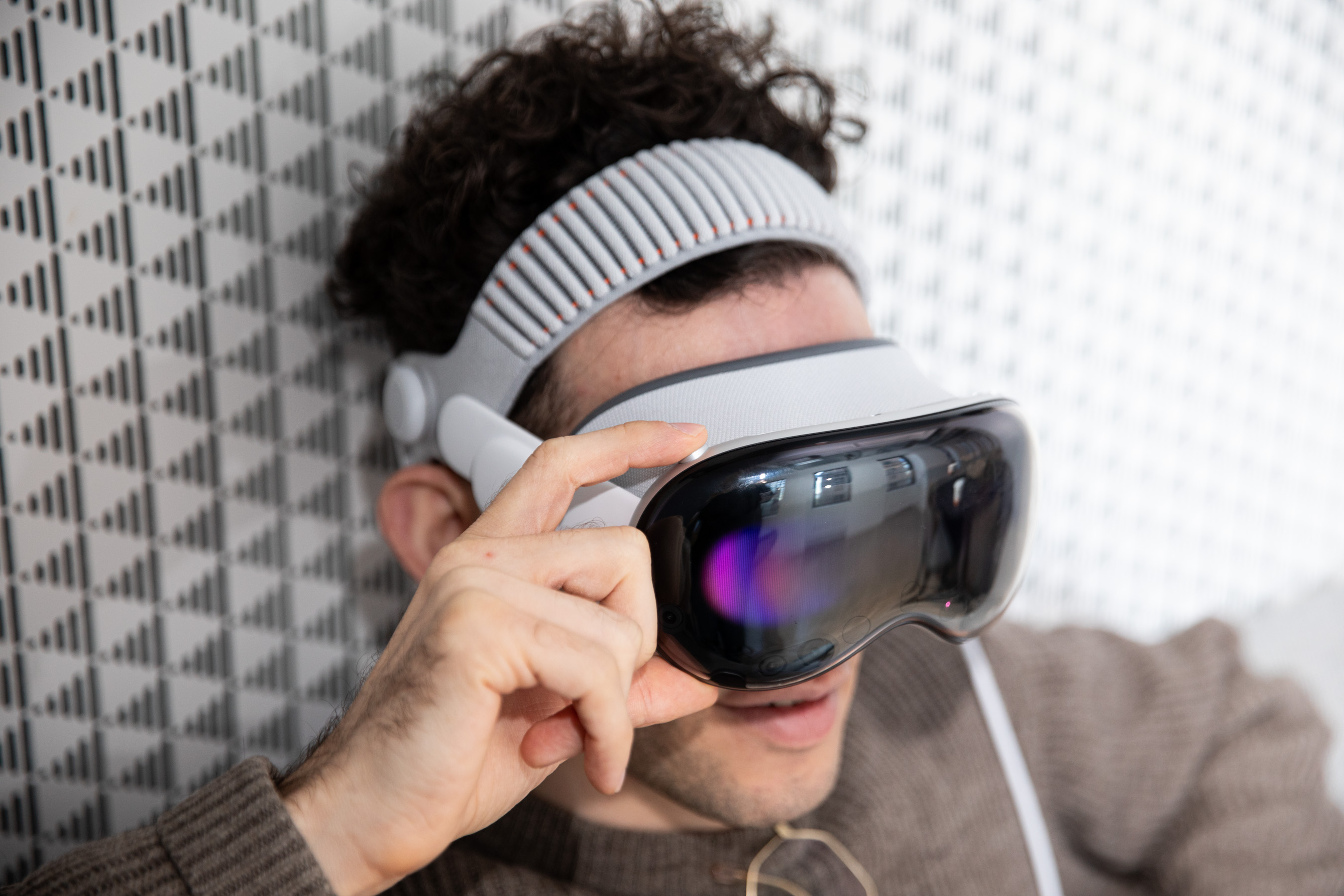 M5를 탑재한 Apple의 Vision Pro는 전작보다 나아졌지만 여전히 너무 외롭습니다