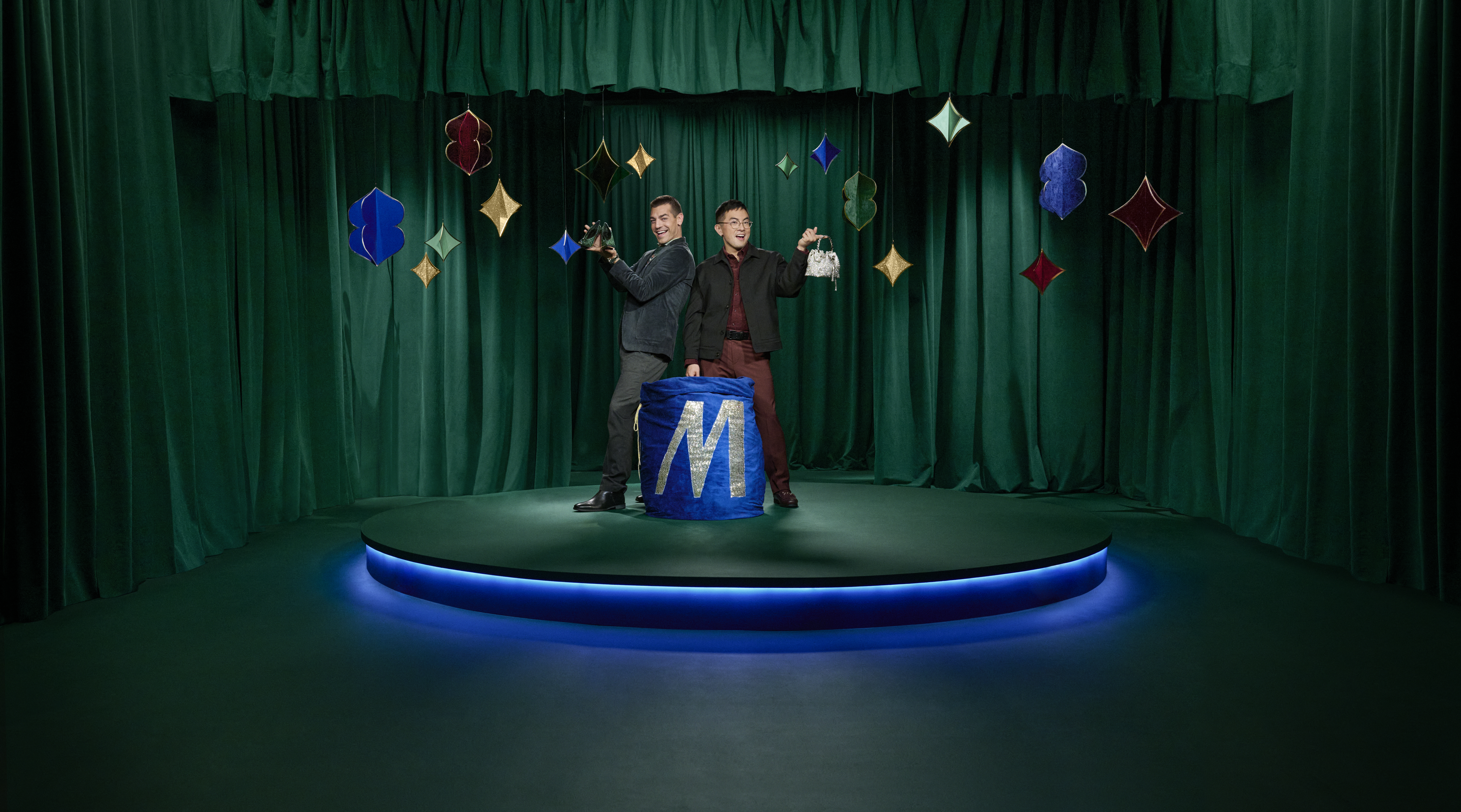 Matt Rogers와 Bowen Yang이 선물을 도와드립니다