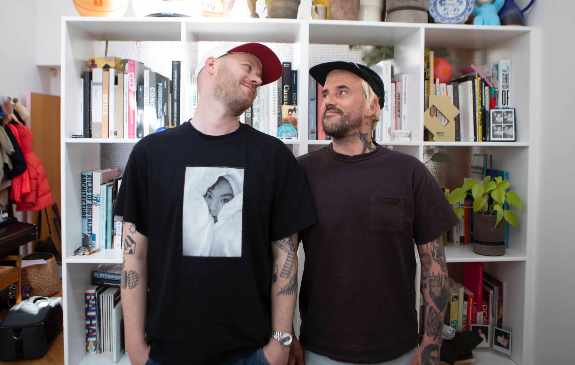 IDLES의 Joe Talbot, Kneecap의 DJ Provaí, AURORA, Adam Buxton, Louis Theroux 등이 함께