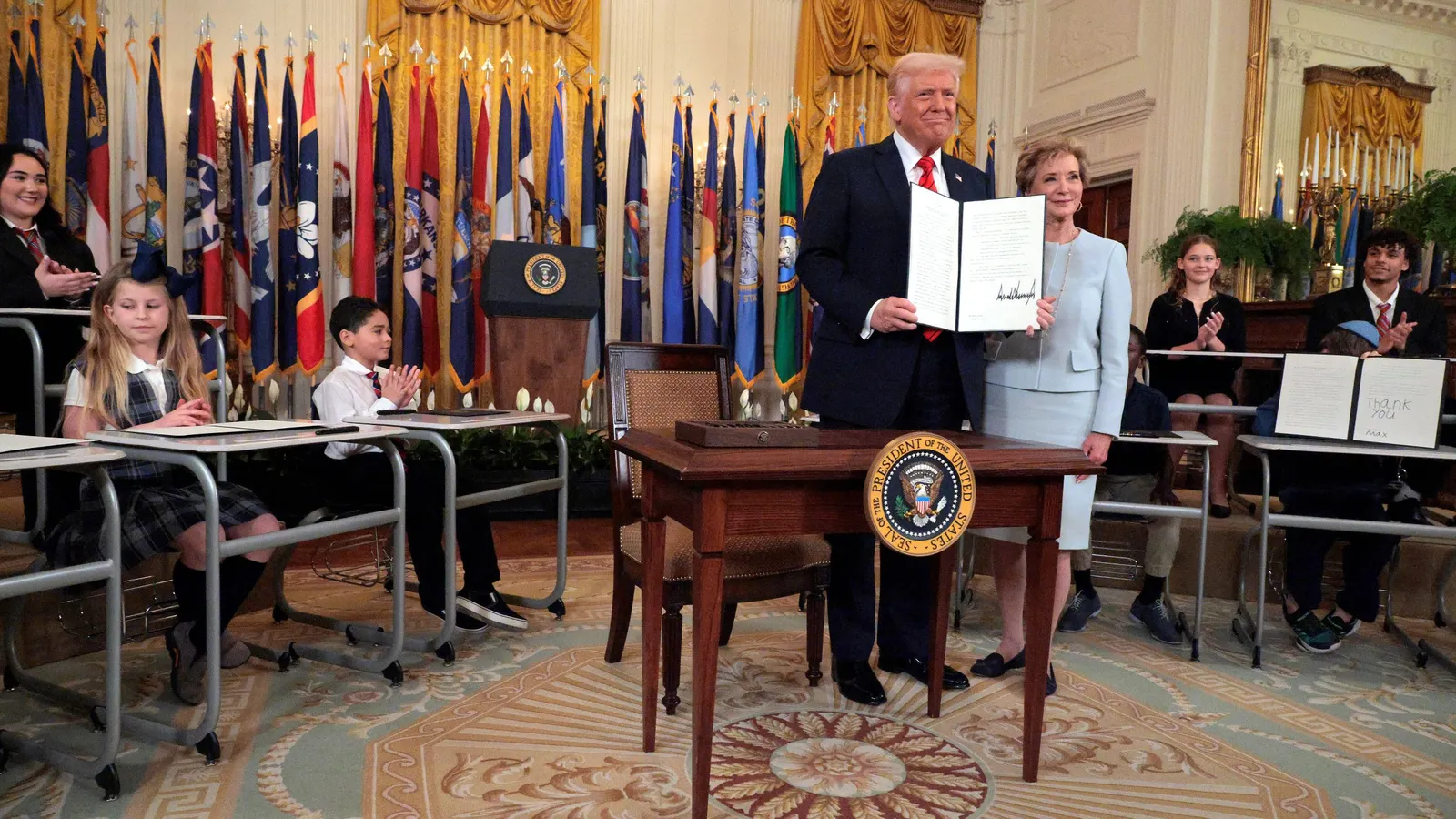 교육부는 프로그램 관리를 다른 기관에 아웃소싱