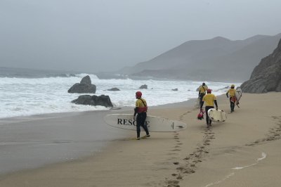 캘리포니아 해안에서 태평양으로 휩쓸려간 소녀 시신 회수