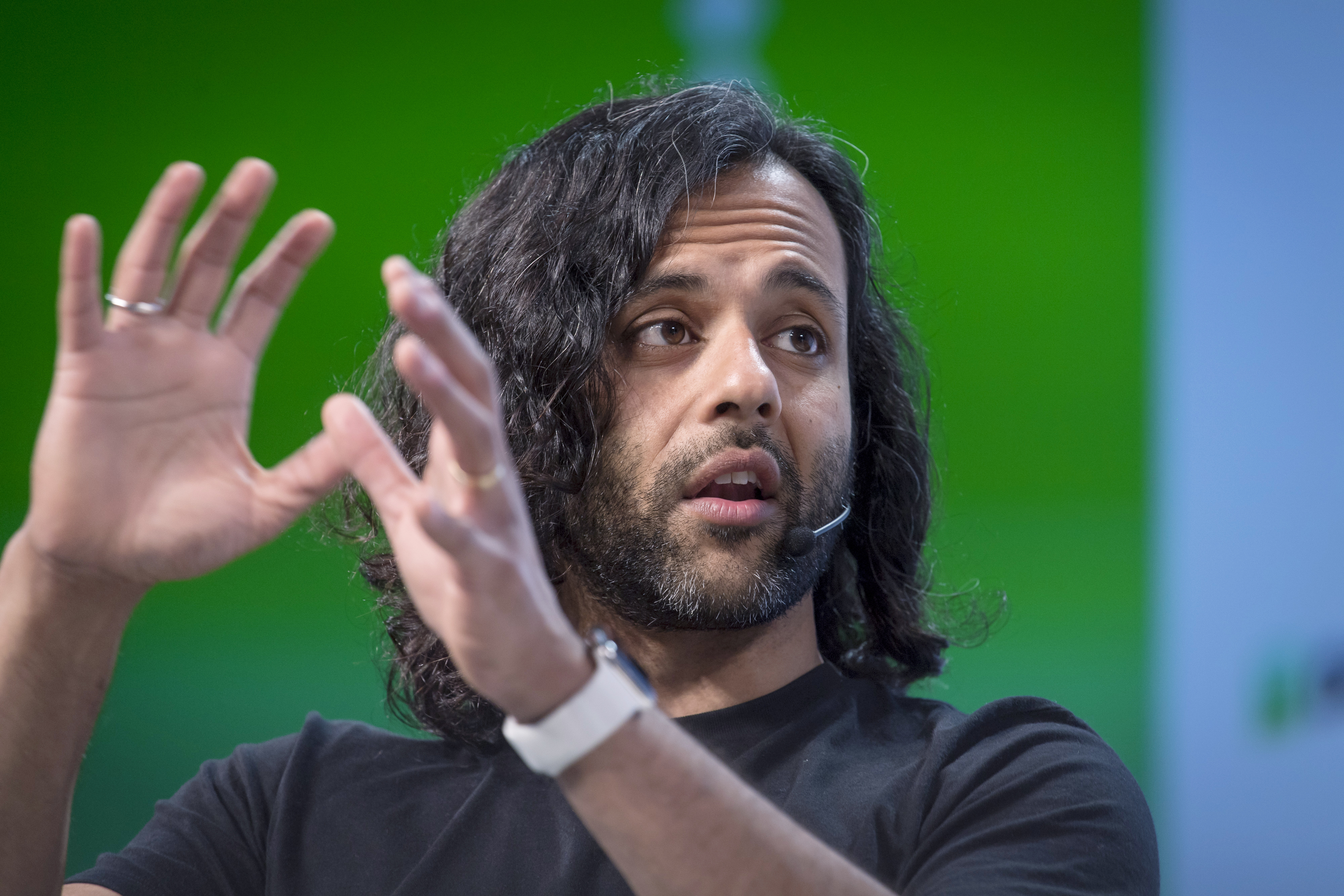 데이터 센터를 우주로 발사하려는 움직임이 뜨거워지고 있습니다