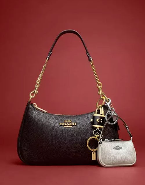 휴일 의상을 계획하고 있다면 이것이 바로 필요한 핸드백입니다