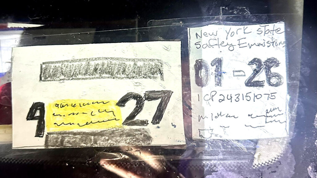 뉴욕 운전자, 크레용과 마커로 DMV 사기 시도