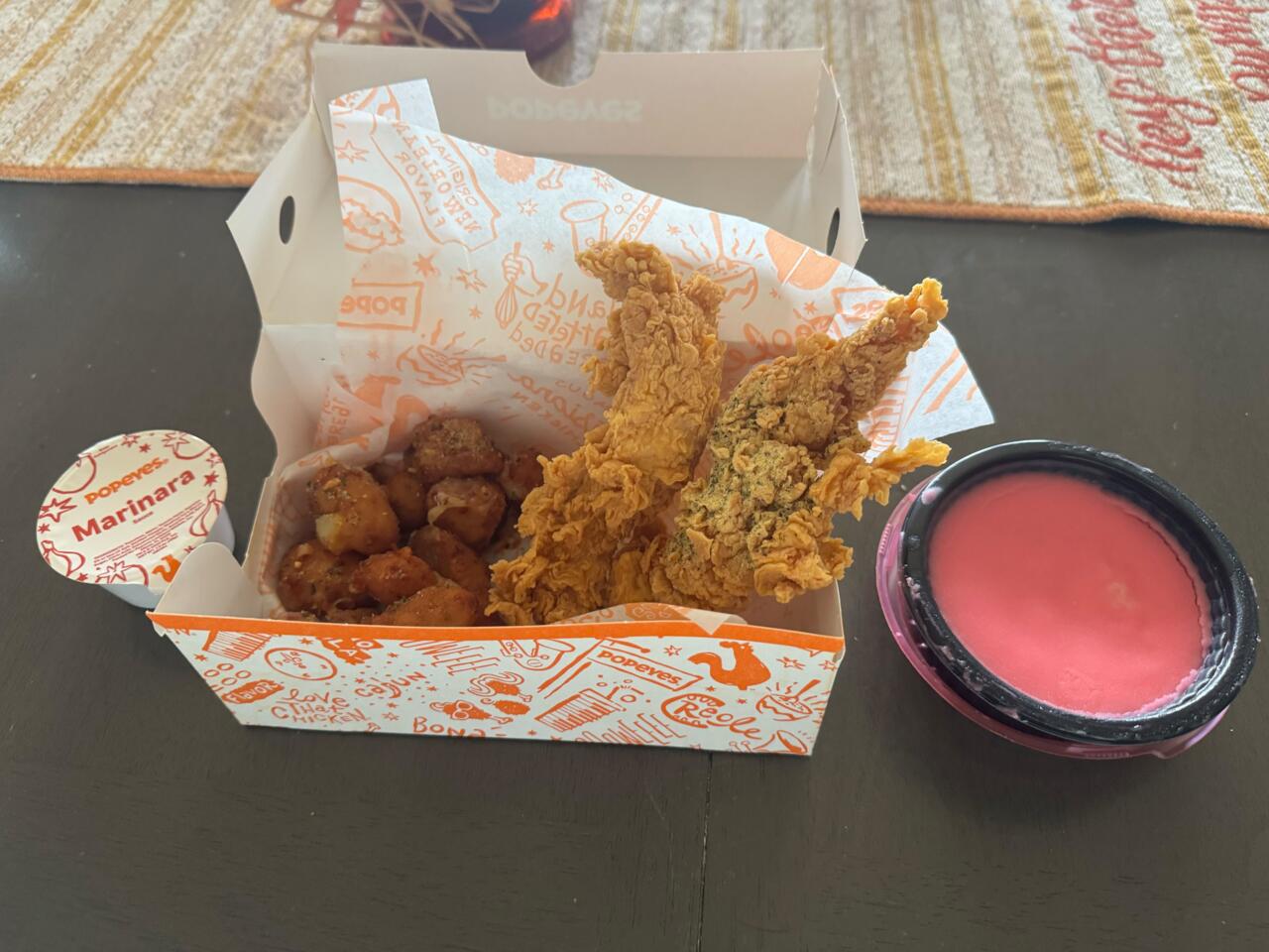 우리는 프레디의 5박 2 디럭스 박스에서 파파이스를 먹었습니다