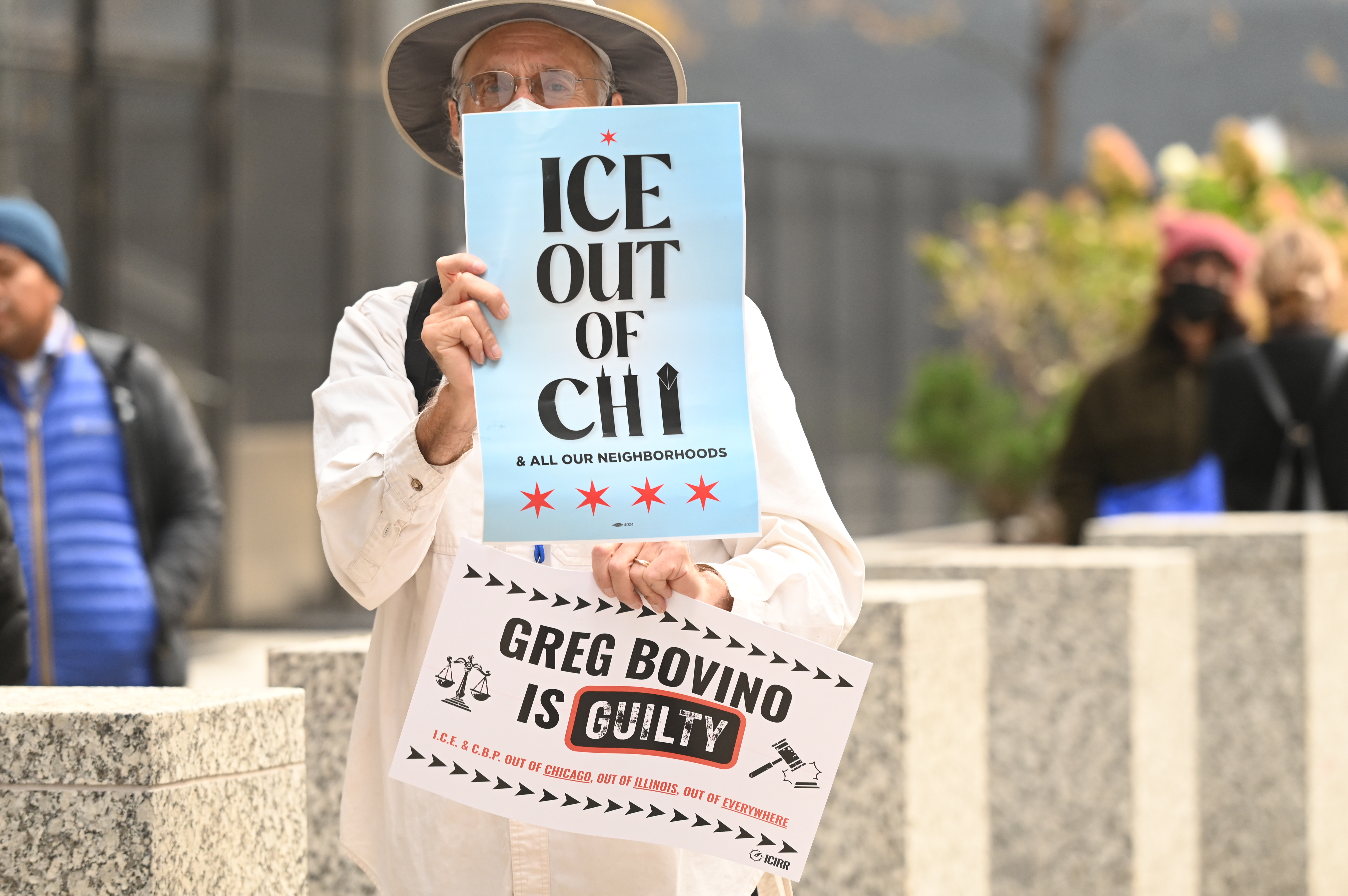 유권자들은 할머니가 아닌 범죄자 추방에 서명했습니다