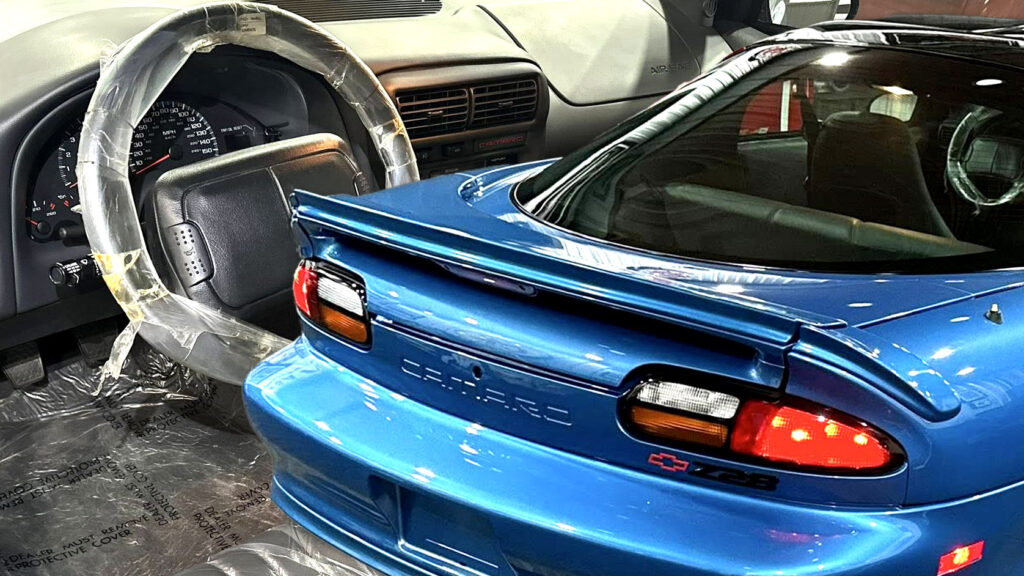 누군가 이 1999년형 Camaro Z28을 26년 동안 손대지 않은 상태로 보관했습니다