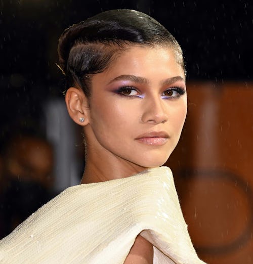 이러한 연예인 글리터 메이크업 아이디어가 귀하의 새해맞이 글램에 영감을 줄 것입니다